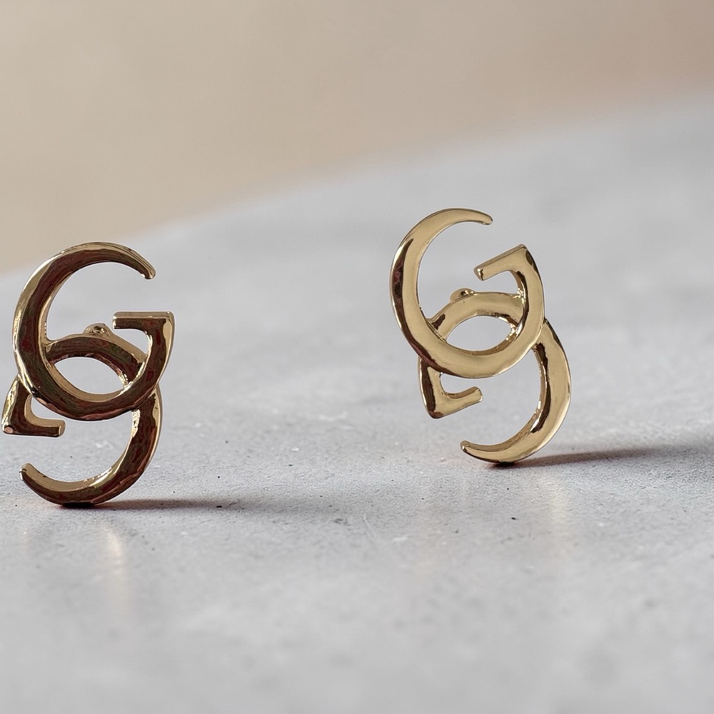 Luxe Gold Interlocking G Stud Earrings - Picture 3 of 3
